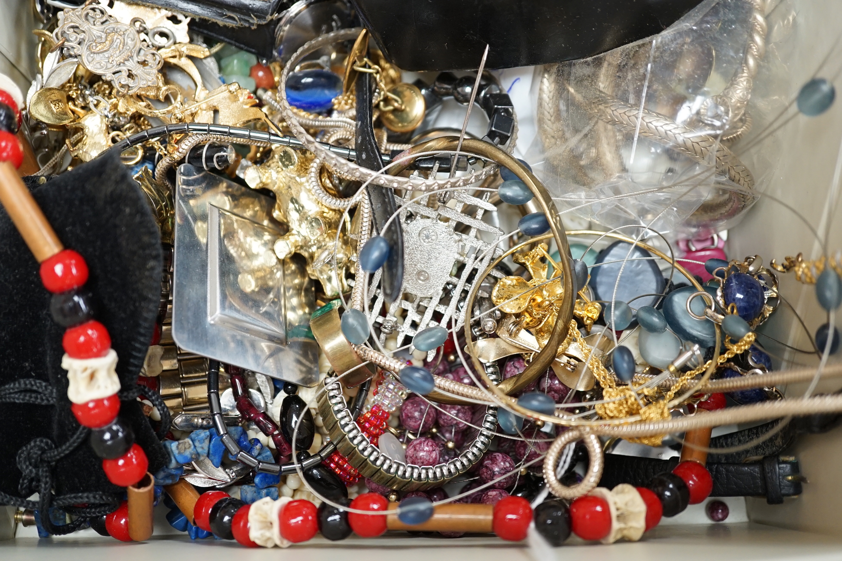 A quantity of costume jewellery.